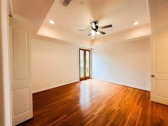 Empty room, Interior, Recessed Lighting, Wood Texture Flooring