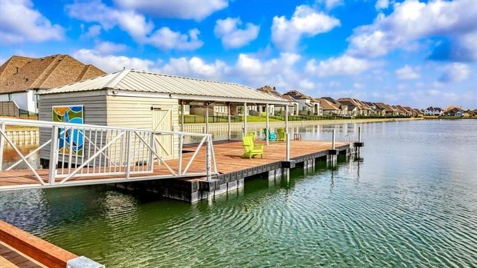 Exterior, Lake