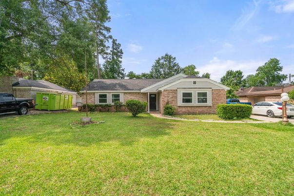 Backyard, Exterior, Facade, Brick Facade, Ranch