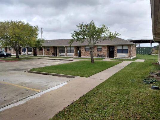 Exterior, Facade, Brick Facade, Ranch