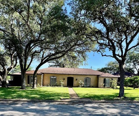 Exterior, Facade, Brick Facade, Ranch