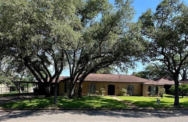 Exterior, Facade, Brick Facade, Ranch
