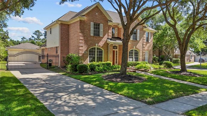 Exterior, Facade, Brick Facade, Brick Traditional