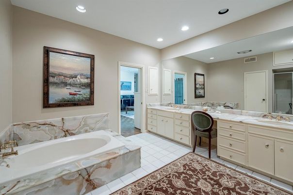 Bathroom, Dual Sink Vanities, Interior, Recessed Lighting