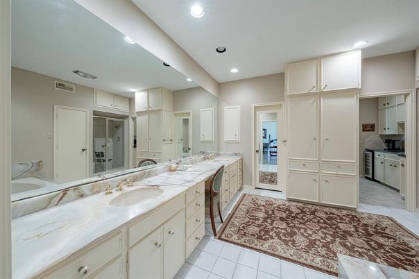 Bathroom, Dual Sink Vanities, Interior, Recessed Lighting