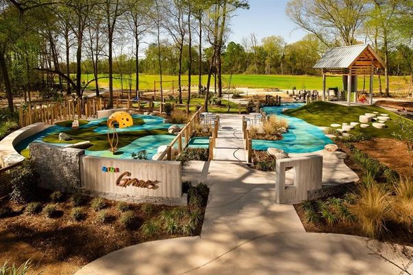 Exterior, Playground, Pool