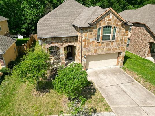 Attached, Exterior, Facade, Brick Traditional