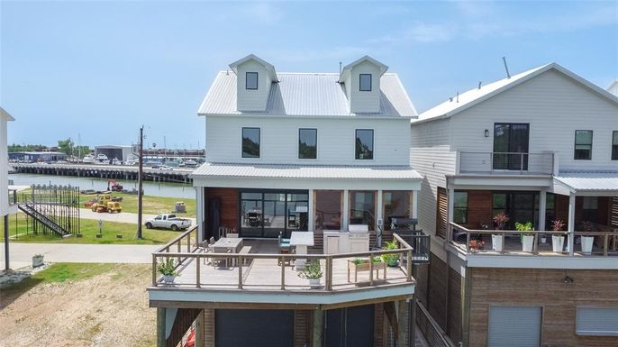 Exterior, Facade, Water, Farmhouse