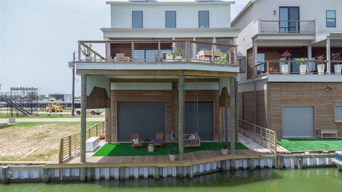 Attached, Exterior, Facade, Modern