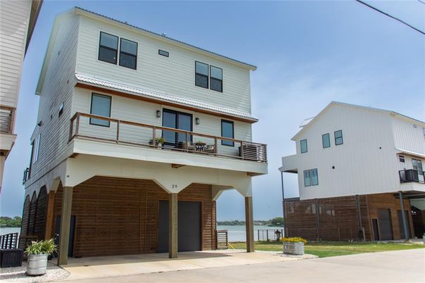 Attached, Exterior, Facade, Water, Modern