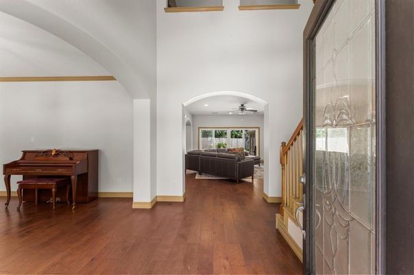 Interior, Piano, Recessed Lighting, Wood Texture Flooring