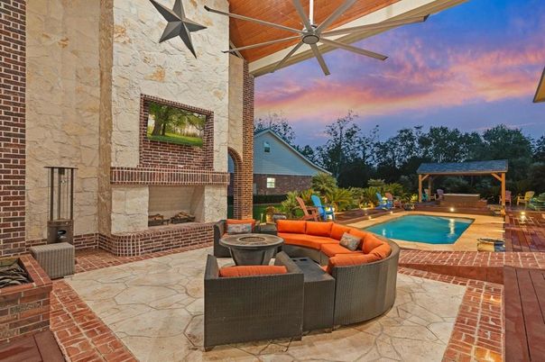 Exterior, Fireplace, Pool