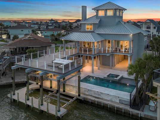 Exterior, Lake, Pool