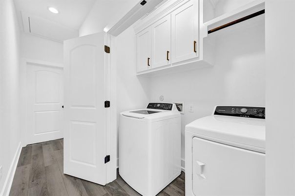 Interior, Recessed Lighting, Washer, Wood Texture Flooring