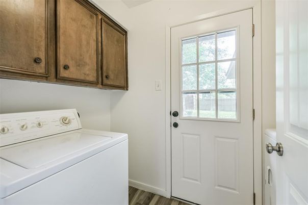 Interior, Utility Closets, Washer, Wood Texture Flooring