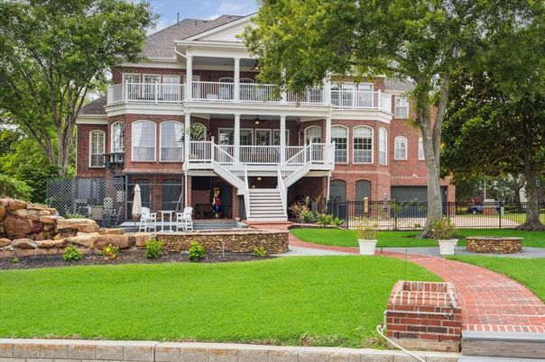 Exterior, Facade, Brick Facade, Rowhouse
