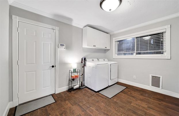 Interior, Washer, Wood Texture Flooring