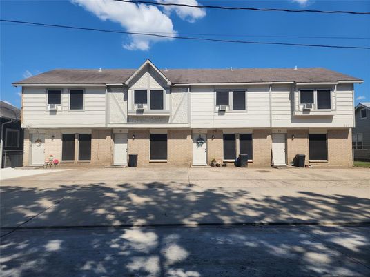 Exterior, Facade, Brick Facade, Raised Ranch