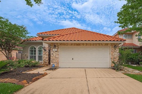 Attached, Exterior, Facade, Mediterranean