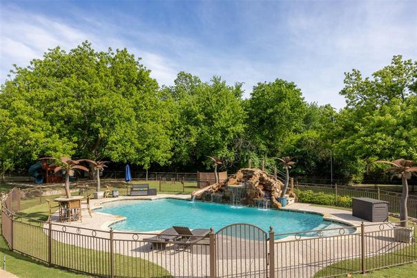 Exterior, Playground, Pool