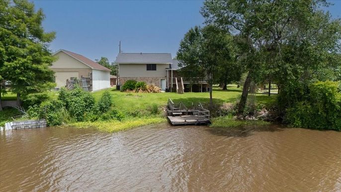 Exterior, Lake