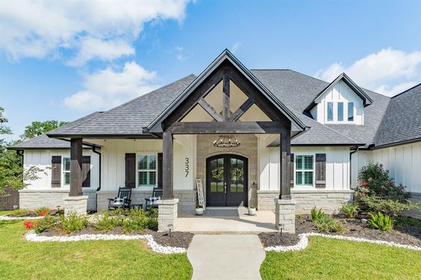 Exterior, Facade, Ranch