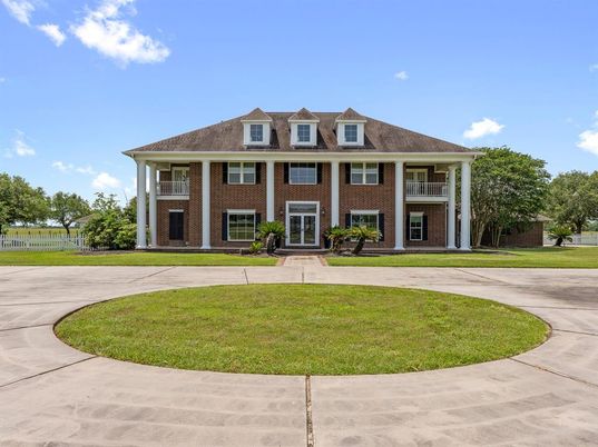 Exterior, Facade, Brick Facade, Georgian