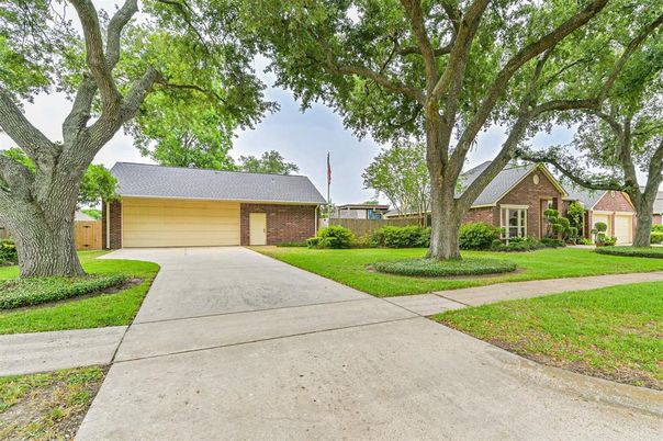 Attached, Exterior, Facade, Brick Facade, Ranch