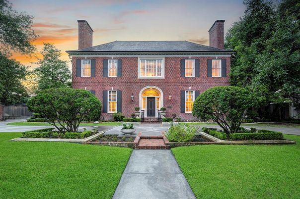 Exterior, Facade, Brick Facade, Georgian
