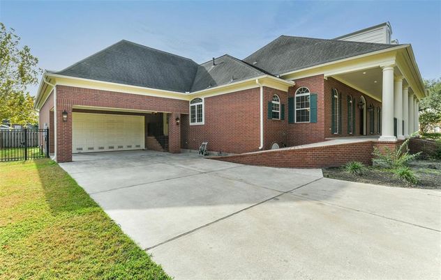 Attached, Exterior, Facade, Brick Facade, Ranch