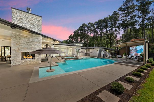 Exterior, Fireplace, Pool