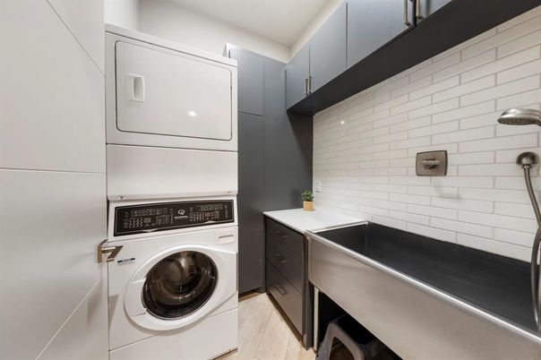 Interior, Utility Closets, Washer, Wood Texture Flooring