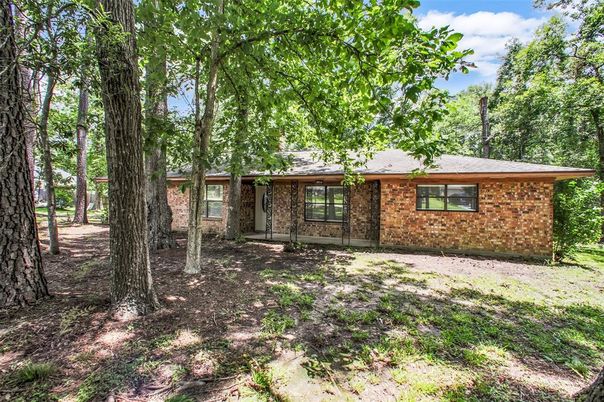 Exterior, Facade, Brick Facade, Ranch