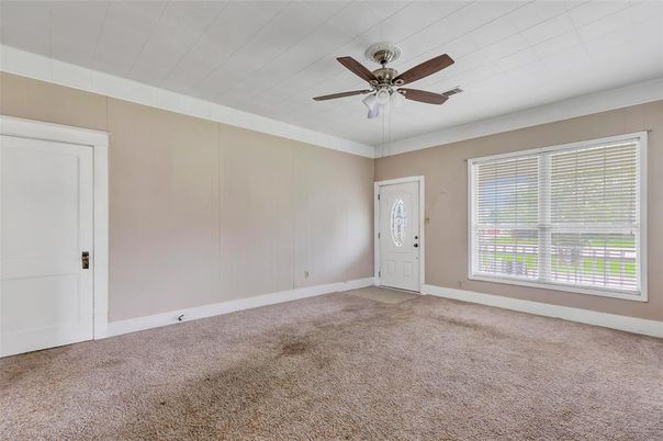 Empty room, Interior