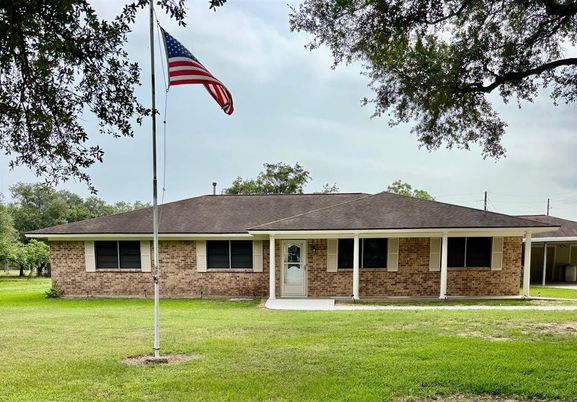Backyard, Exterior, Facade, Brick Facade, Ranch