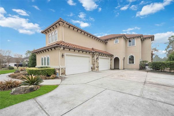 Attached, Exterior, Facade, Mediterranean