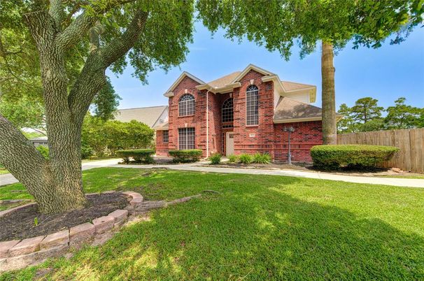 Backyard, Exterior, Facade, Brick Facade, Brick Traditional