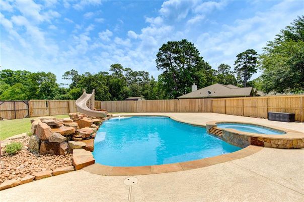 Exterior, Playground, Pool