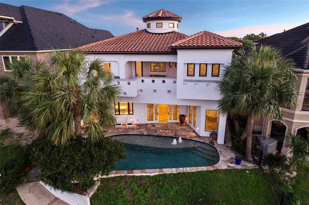 Exterior, Facade, Pool, Mediterranean