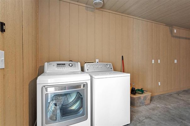 Interior, Washer, Wooden Ceilings, Wooden Walls