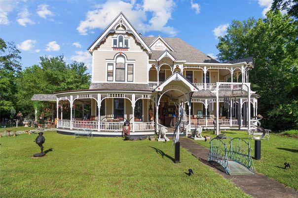 Backyard, Exterior, Facade, Queen Anne Victorian