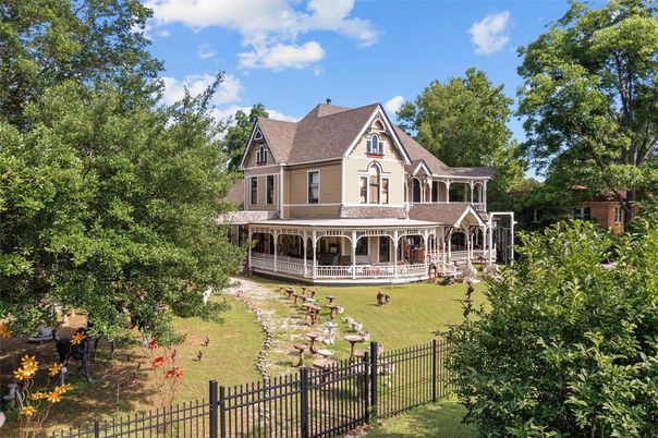 Backyard, Exterior, Facade, Queen Anne Victorian