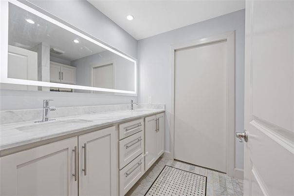 Bathroom, Dual Sink Vanities, Interior, Recessed Lighting