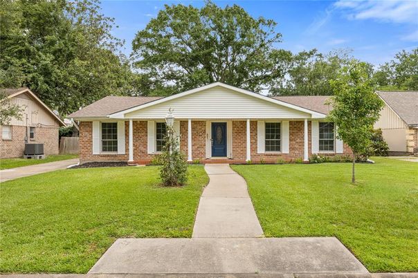 Exterior, Facade, Brick Facade, Ranch