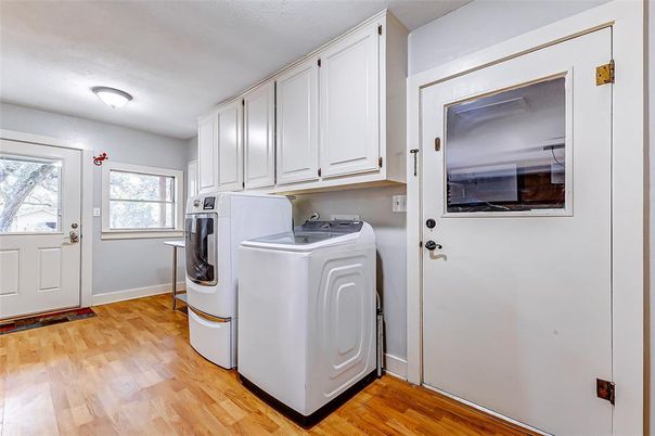Interior, Washer, Wood Texture Flooring