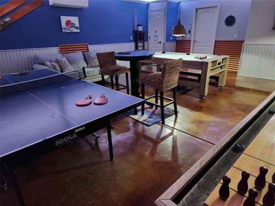 Game Room, Interior