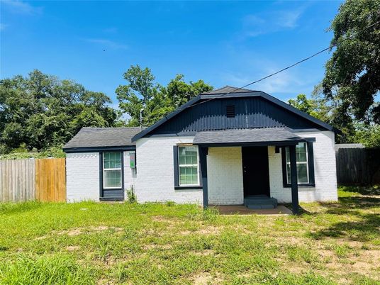 Backyard, Exterior, Facade, Ranch
