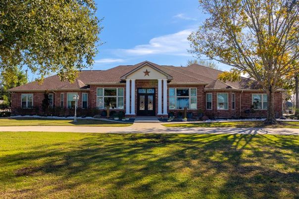 Exterior, Facade, Brick Facade, Ranch