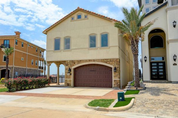 Attached, Exterior, Facade, Mediterranean