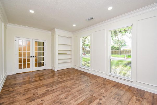 Empty room, Interior, Recessed Lighting, Wood Texture Flooring